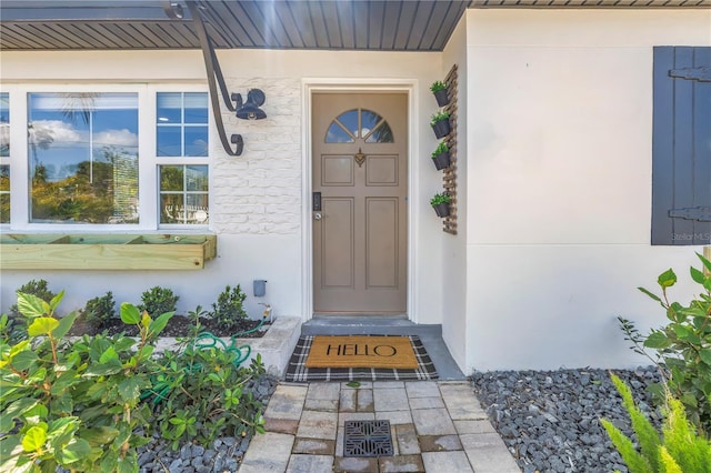 view of exterior entry with stucco siding