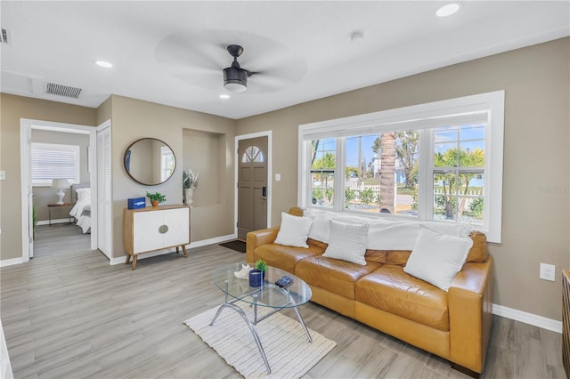 living area with recessed lighting, light wood-style flooring, baseboards, visible vents, and a ceiling fan