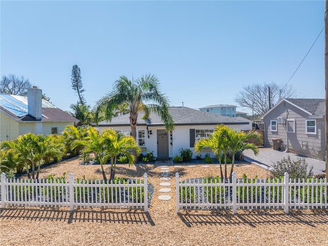 view of front of property featuring a fenced front yard