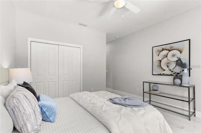 bedroom with a ceiling fan, a closet, visible vents, and baseboards