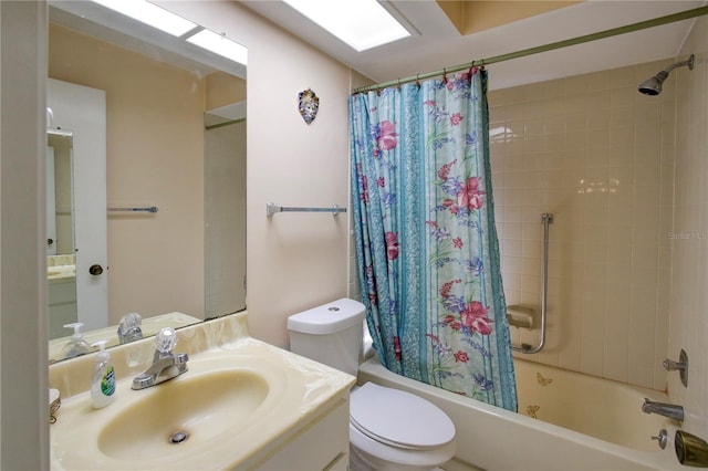 full bath featuring shower / tub combo with curtain, vanity, and toilet