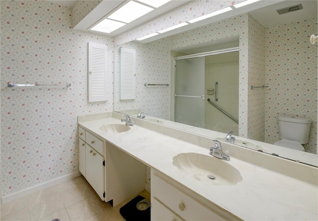 full bathroom featuring visible vents, a sink, and wallpapered walls