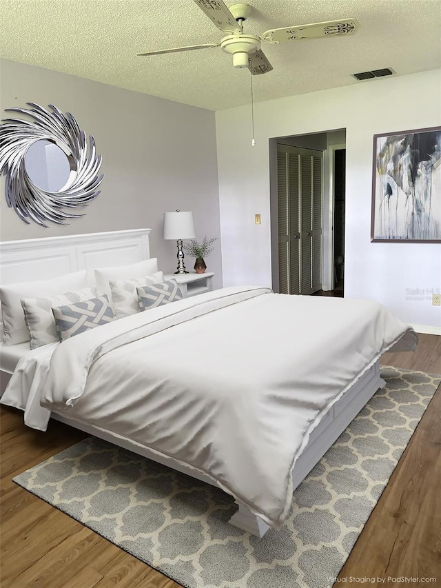 860 Glen More Ct Unit B, Palm Harbor, FL 34684 - bedroom featuring visible vents, a ceiling fan, a textured ceiling, and wood finished floors
