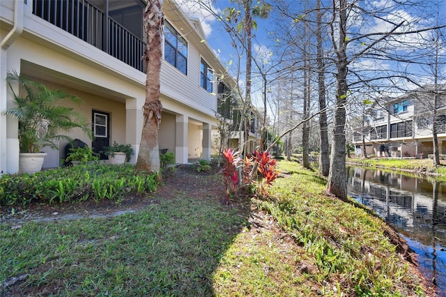 view of yard featuring a water view