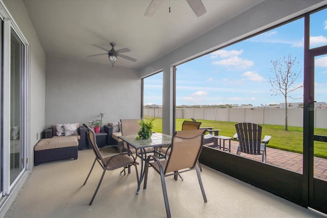 sunroom with ceiling fan