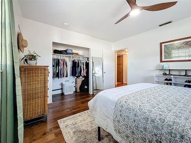 bedroom with ceiling fan, a closet, wood finished floors, and visible vents