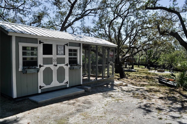 view of outdoor structure featuring an outbuilding