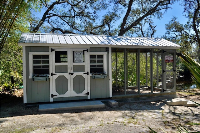 view of outdoor structure with an outdoor structure