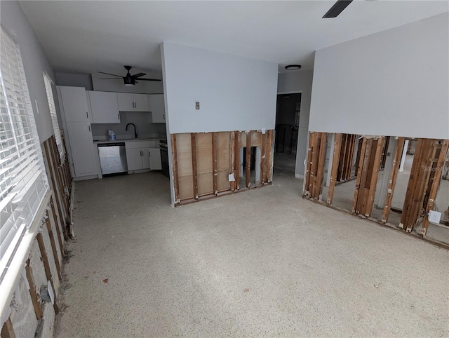 empty room featuring a sink and a ceiling fan