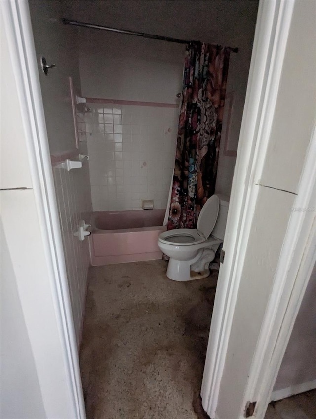 bathroom featuring toilet and shower / tub combo