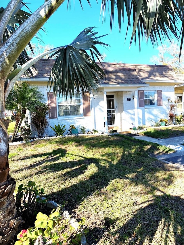 view of front facade with a front lawn