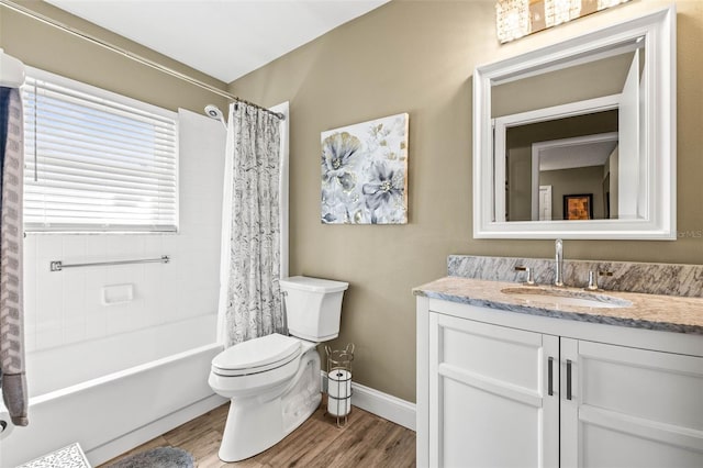 bathroom featuring shower / bathtub combination with curtain, toilet, vanity, wood finished floors, and baseboards