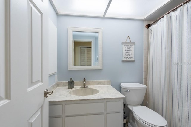 bathroom with toilet, a shower with shower curtain, and vanity