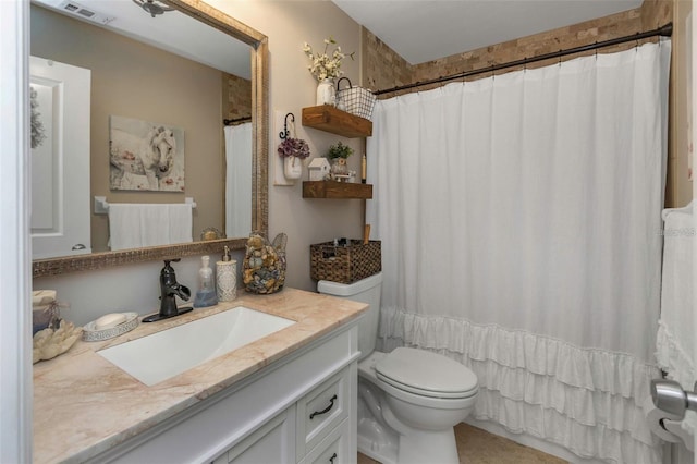 full bathroom with curtained shower, visible vents, vanity, and toilet