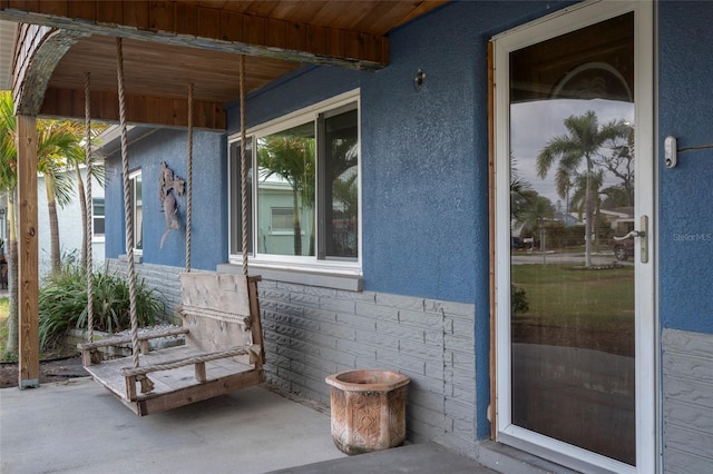 view of exterior entry featuring stucco siding