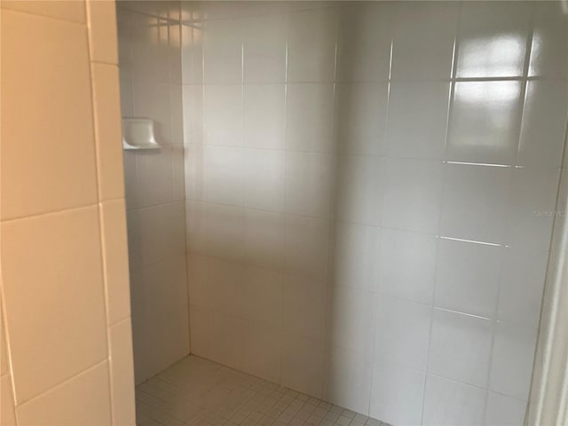 bathroom featuring tiled shower