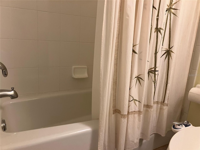 6815 Dali Ave Unit F101, Land O Lakes, FL 34637 - full bath featuring toilet and shower / tub combo with curtain