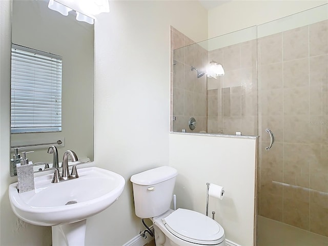 18111 Diamond Cove Ct, Tampa, FL 33647 - bathroom with a tile shower, a sink, toilet, and baseboards