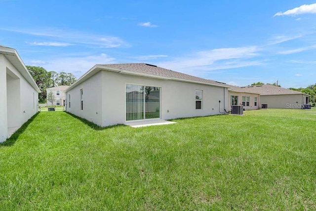 1931 Rosewood Cir, Lakeland, FL 33810 - back of house featuring stucco siding and a yard