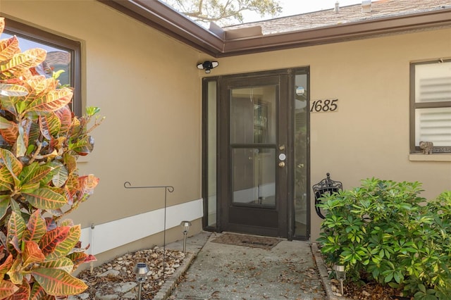 view of exterior entry featuring stucco siding