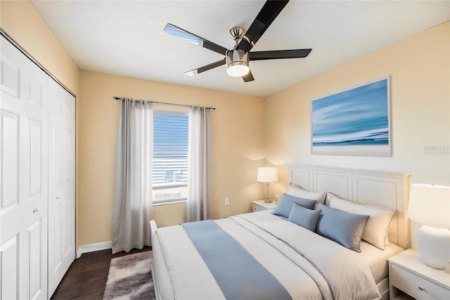 bedroom featuring dark wood-style floors, a closet, ceiling fan, and baseboards