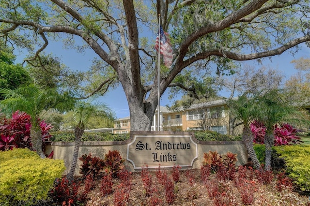 view of community / neighborhood sign