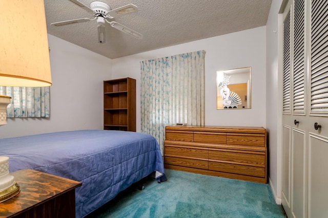 bedroom featuring a ceiling fan, carpet flooring, and a textured ceiling