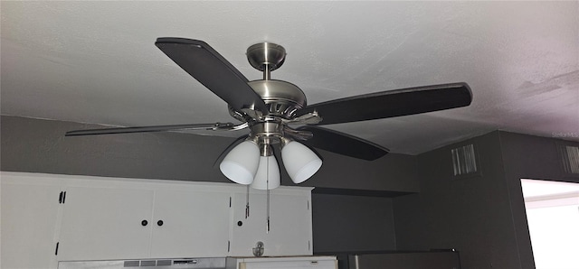 room details featuring visible vents and ceiling fan