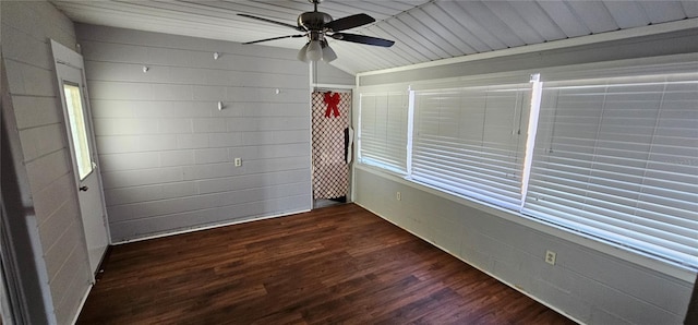 unfurnished room featuring dark wood-type flooring, vaulted ceiling, and a ceiling fan