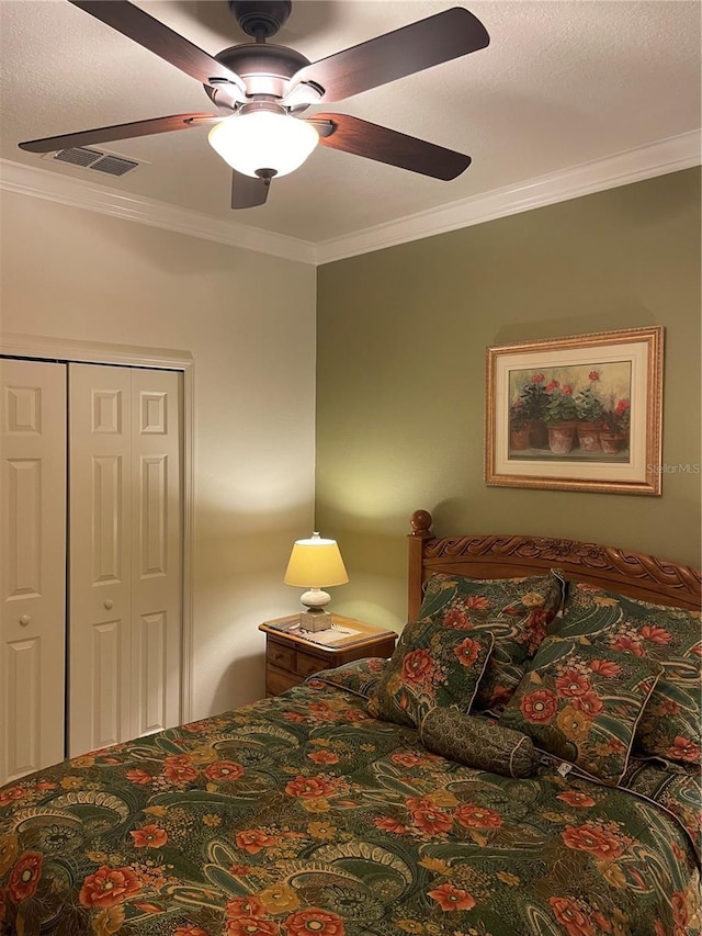 bedroom with visible vents, crown molding, and ceiling fan