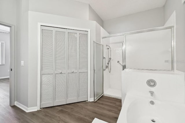 915 Brittany Park Blvd, Tarpon Springs, FL 34689 - full bathroom with a bath, wood finished floors, and baseboards