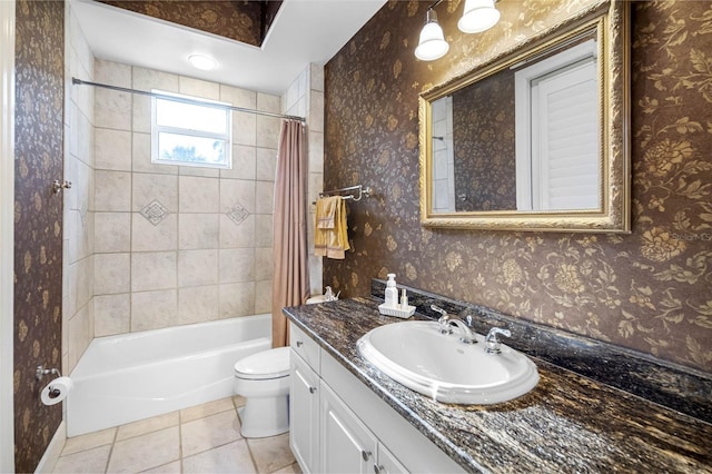 full bathroom featuring shower / bathtub combination with curtain, vanity, toilet, and wallpapered walls