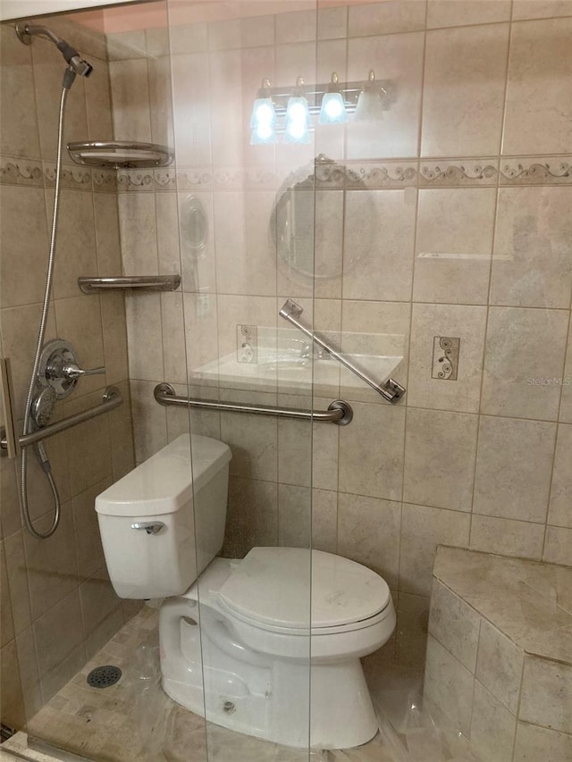 bathroom with tiled shower, toilet, and tile walls