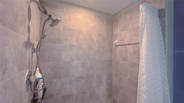 bathroom featuring a tile shower