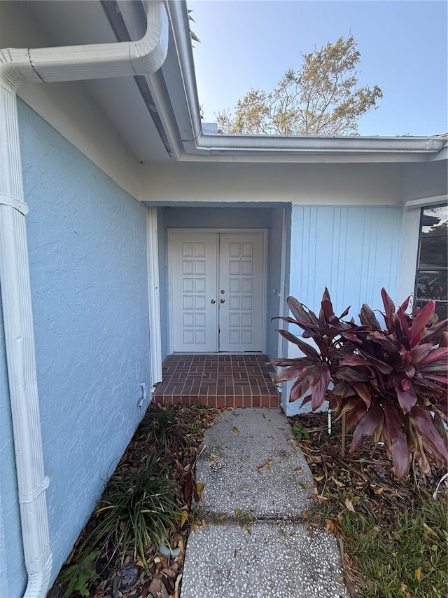 view of exterior entry with stucco siding