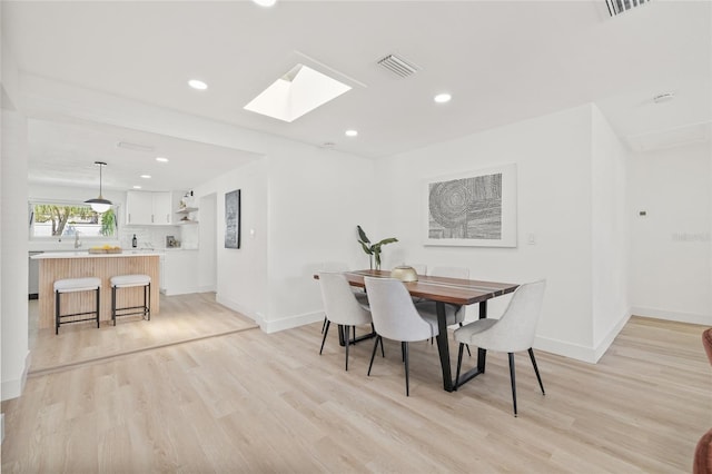 dining room with light wood-style flooring, recessed lighting, visible vents, and baseboards