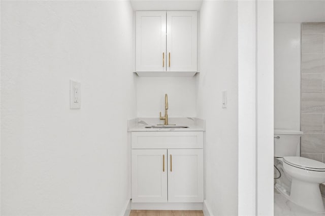 bar with a sink and baseboards