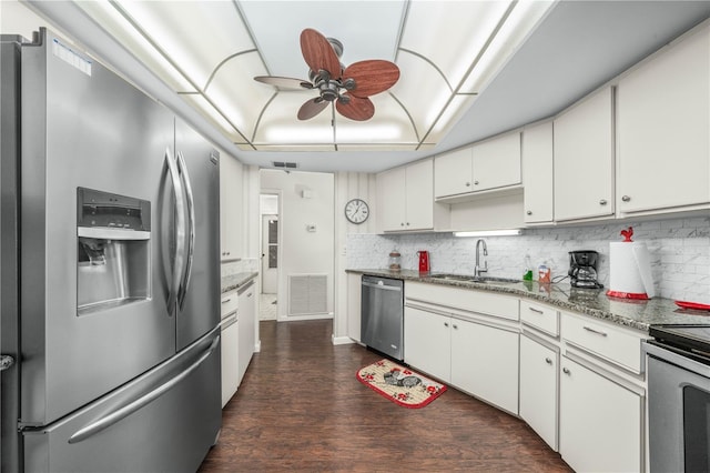 kitchen with stainless steel appliances, visible vents, backsplash, a sink, and ceiling fan