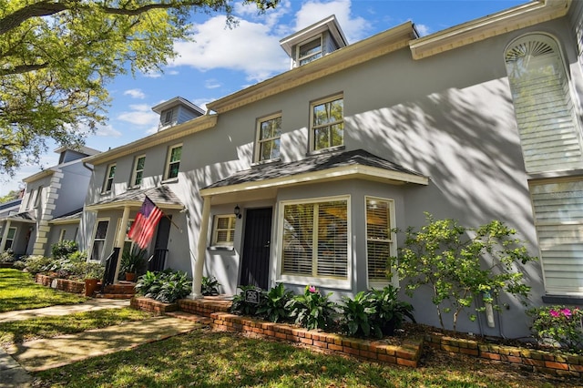 view of front facade with stucco siding