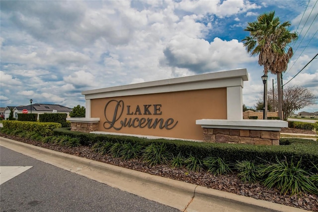 view of community / neighborhood sign