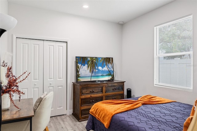 bedroom featuring light wood-type flooring, a closet, and recessed lighting