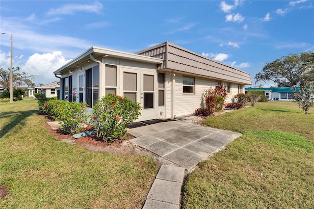 view of front of property with a front lawn