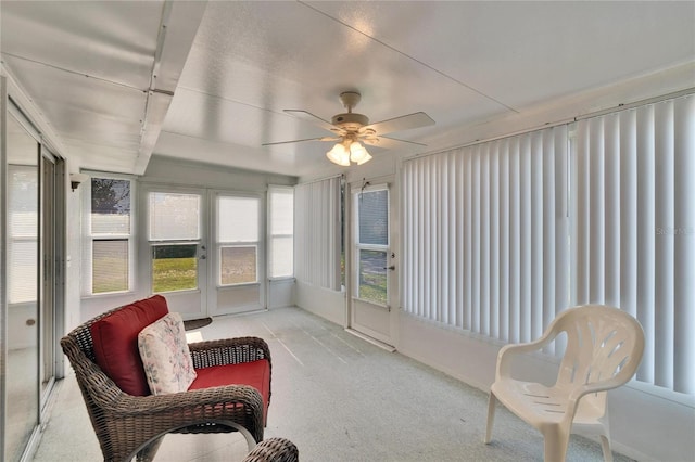 sunroom with ceiling fan