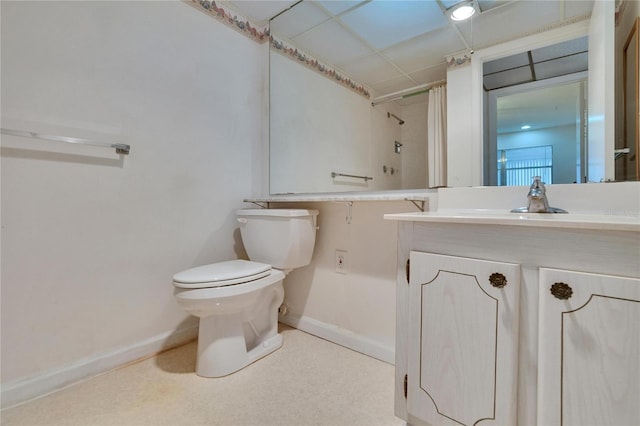 full bath with curtained shower, baseboards, vanity, and toilet