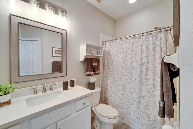 full bathroom featuring toilet, visible vents, a shower with shower curtain, and vanity