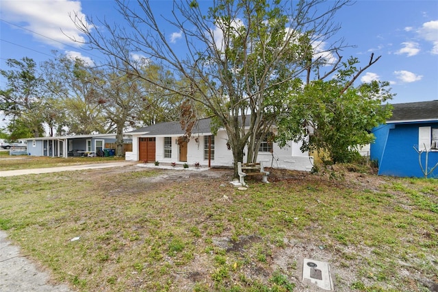 view of front of home featuring a front yard