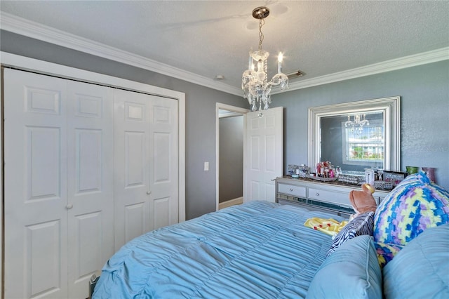 bedroom featuring a closet, visible vents, ornamental molding, a textured ceiling, and a chandelier