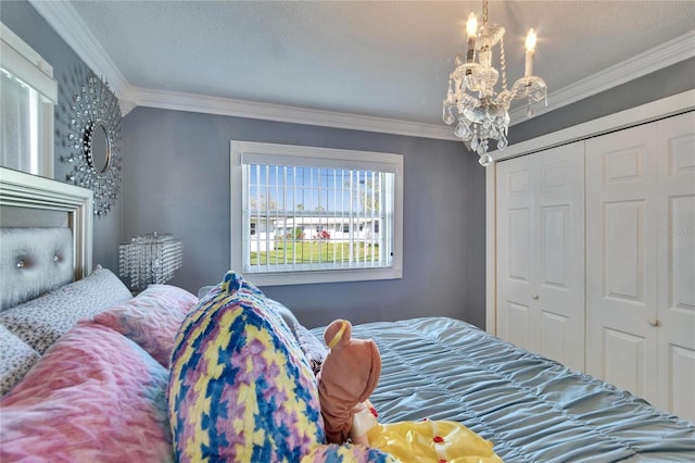 bedroom with a textured ceiling, a closet, a chandelier, and crown molding