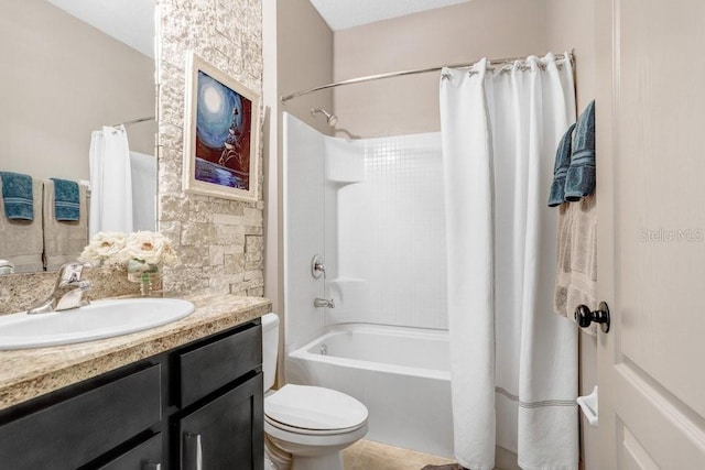 full bathroom featuring toilet, shower / bath combo with shower curtain, and vanity