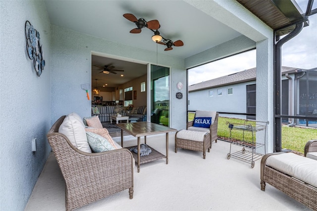 sunroom with ceiling fan